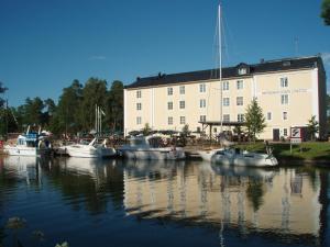 Lyrestad诺科瓦恩酒店的停靠在一座大建筑前面的一组船