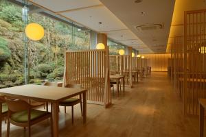 箱根森克约罗日式旅馆的餐厅里一排桌椅