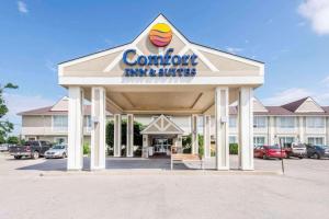 科灵伍德Comfort Inn & Suites的舒适旅馆套房的正面景致