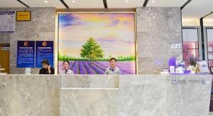 徐州Lavande Hotels·Xuzhou New District Meidi Square的墙上有3位女性的图片