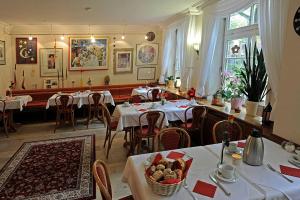 策勒伽尼酒店圣戈鲁格店的用餐室配有桌椅和白色的桌布