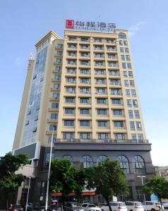 北海Echeng Hotel Beihai Hunan Road Old Street的一座大型酒店大楼前面设有停车场