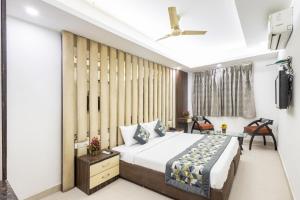 新德里Hotel The Gold Inn Karol Bagh Delhi的酒店客房,配有床和电视