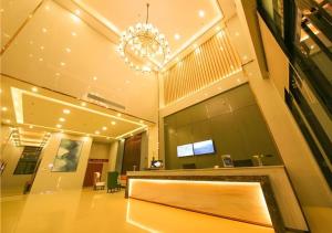 东莞City Comfort Inn Dongguan Tangxia Garden Street的大堂设有前台和吊灯