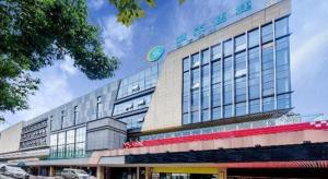 重庆City Comfort Inn Chongqing Chayuan Metro Station的上面有飞盘的建筑