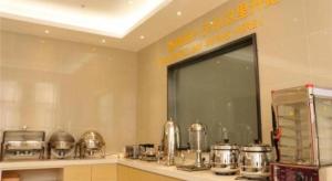 合肥City Comfort Inn Hefei Binhu Wanda Plaza的厨房的柜台上有很多锅碗瓢盆