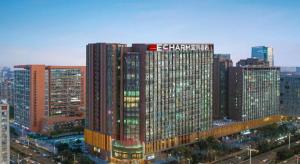 南京Echarm Hotel Nanjing Expo Center Olympic East Metro Station的一座大建筑,上面有沙姆星标志