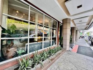 巴科洛德MO2 Westown Hotel San Juan的建筑前方有植物的商店