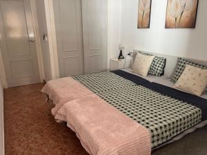 奥里韦拉Casa Sol Vistabella Golf Resort的一间卧室配有一张带黑白毯子的床