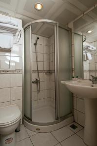 伊斯坦布尔海达帕萨酒店的带淋浴、卫生间和盥洗盆的浴室