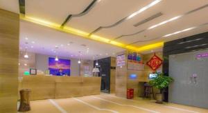 拉萨Lavande Hotels Potala Palace Najin Road的大堂设有接待台的等候室