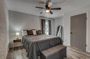 斯蒂尔沃特Prime Location, Perfect Living的一间卧室配有一张床和吊扇