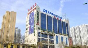 太原GreenTree Inn Taiyuan PinGYAng Road Business Hotel的上面有标志的建筑