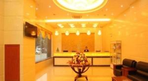 苏州GreenTree Inn Suzhou Wujiang Zhenze Town Zhennan Road Express Hotel的大堂的桌子上放着一碗水果