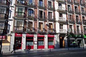 马德里阿贝尔维多利亚诺旅馆的城市街道上带有红色门的建筑
