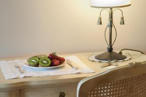 卡诺萨迪普利亚La Corte di Opaka的桌上一盘水果,桌上放着一盏灯