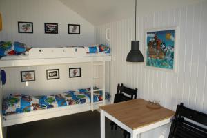 南奥默奥默DK营地酒店的儿童间 - 带双层床和桌子