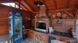 锡吉什瓦拉Cazare la Kataleya的房屋内的厨房,配有砖炉