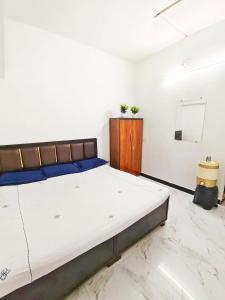 乌贾因Shivay homestay, ujjan的卧室配有一张床