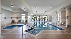 多瓦尔蒙特利尔机场希尔顿花园酒店的大型建筑中的大型游泳池