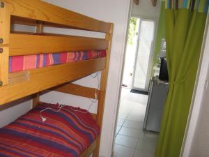 莫桑克斯拉皮蒂特芒格斯度假屋的一间带双层床的卧室和一间厨房