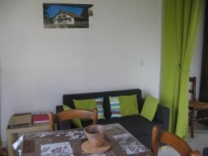 莫桑克斯拉皮蒂特芒格斯度假屋的客厅配有沙发和桌子