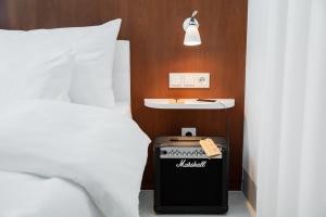 维也纳红宝石玛丽维也纳酒店的一间设有床和一张桌子的床边客房