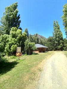 特来凡林Patagonia glamping rio grande的建筑物前有标志的土路