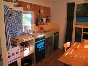 彼得比伦翁瓦根瓦德考威慈度假屋的厨房配有水槽、炉灶和桌子