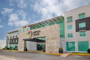 锡劳Hotel México Plaza Silao Aeropuerto的建筑前方有标志的酒店