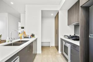悉尼2BR Luxury Stay in Ultimo的白色的厨房设有水槽和台面