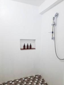 Ban Bo Wiโอลิว่า วิว รีสอร์ต的浴室的架子上装有三瓶