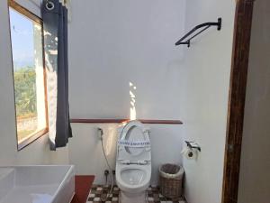 Ban Bo Wiโอลิว่า วิว รีสอร์ต的浴室配有白色卫生间和盥洗盆。