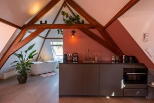 海牙Stylish studio - Den Haag - Between city center & the beach - The King Swiete的一间设有水槽和屋顶浴缸的浴室