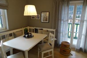 蓬高地区埃本Ferienwohnung Grünwald的一间配备有白色桌椅的用餐室