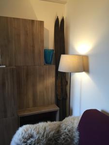 RovereAppartamento Arnolucci的客房设有床、灯和书桌。