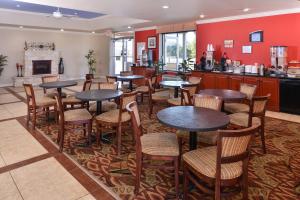 拉伯克卢博克市东美国最佳价值旅馆的一间带桌椅和壁炉的餐厅