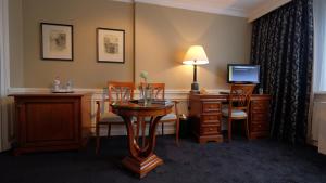 阿姆斯特丹阿波罗第一精品酒店的酒店客房配有书桌、电脑和椅子