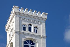 诺德奈科尼希岛上酒店的上方设有窗户的建筑