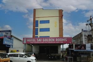 蒂鲁帕蒂Hotel Sai Golden Rooms Deluxe的一座建筑,上面有标志,上面写着酒店金色房间