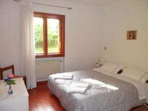 Tricesimo苏艾巴莱住宿加早餐旅馆的一间卧室设有一张大床和一个窗户。