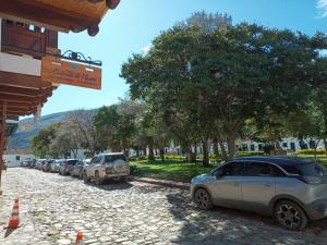 莱瓦镇Apartahotel Balcones de Nariño的停在街上的一排停车车