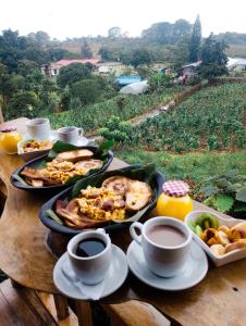 IsnosFinca Saabu的餐桌,盘子上放着食物和咖啡