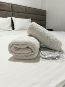 波德戈里察Hotel Bojatours的床上的一大堆毛巾