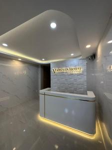 胡志明市Motel Victoria的酒店大堂,墙上有标志