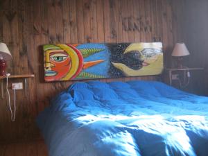 拉塞雷纳Cabañas Caleta San Pedro的一间卧室配有一张壁画床。