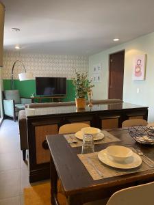 墨西哥城ACOGEDOR DEPARTAMENTO en zona de Santa Fé的厨房以及带桌椅的用餐室。