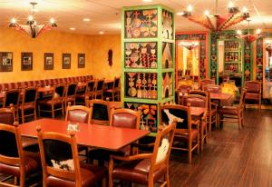 阿尔伯克基Nativo Lodge的一间在房间内配有桌椅的餐厅