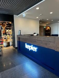 马鲁佩Kepler Club Riga Airport Hotel - Airside EU Transit Area, After Security的商店里的便携式柜台