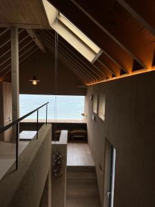 增田cottage nil-noi - Vacation STAY 80368v的客房设有楼梯,享有海景。